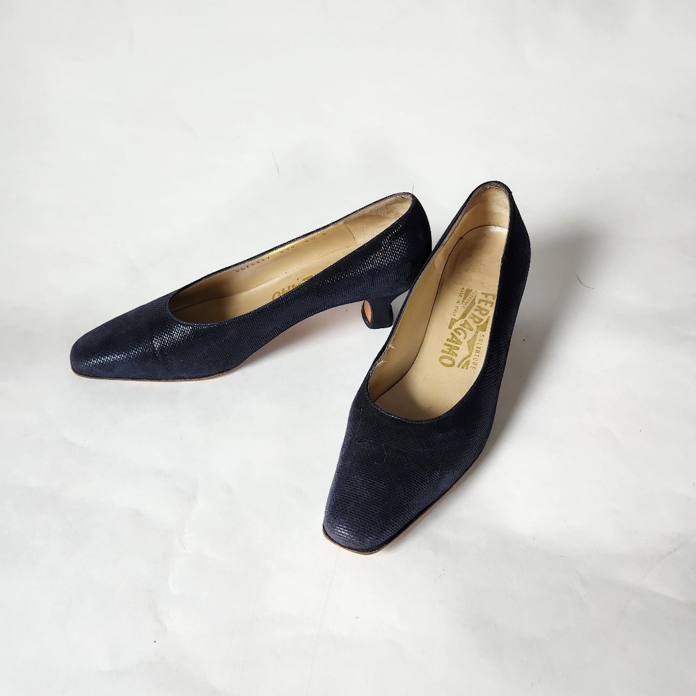 Ferragamo 6 1/2 dk navy low pumps